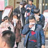 大批住客用毛巾掩住口鼻疏散。（互聯網圖片）