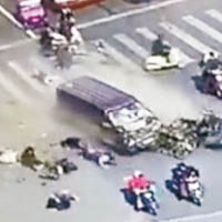多名電單車司機被撞跌地上。（互聯網圖片）
