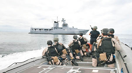 美軍網上張貼南海訓練照片。（互聯網圖片）