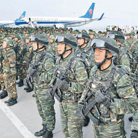 武警官兵整裝待發，前往阿克蘇參加反恐維穩誓師。