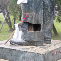 銅像左後腳被鋸開一個洞。