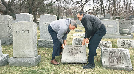 費城市長肯尼（左）到墓園視察受損情況。