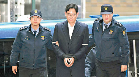 李在鎔（中）遭南韓警方起訴。（資料圖片）