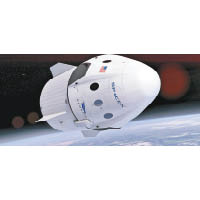 「龍2型」太空艙將會把旅客帶到月球軌道。（設計圖片）