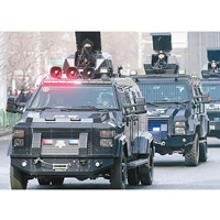 武警和特警在烏魯木齊武裝巡邏。