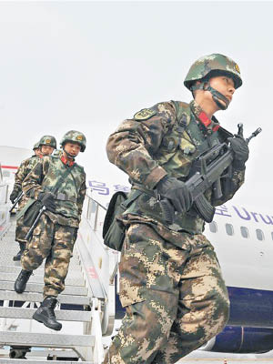 反恐維穩武警乘坐飛機前往新疆的任務區。（互聯網圖片）