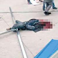 阜寧城南菜市場有途人被砸中，浴血受傷。（互聯網圖片）