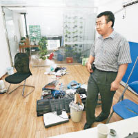 多年前北京有法律團體遭查封，江天勇在其辦公室執拾。