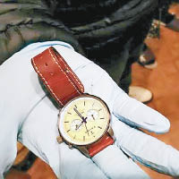 程男將陳女的手錶贈予女友。