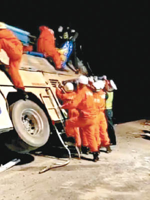 救援人員從旅巴內救出傷者。（互聯網圖片）