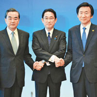 蒂勒森將與日本外相岸田文雄（中）、中國外長王毅（左）及南韓外長尹炳世（右）會面。
