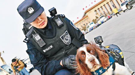 警員帶同佩戴了執法記錄儀的警犬巡邏。（互聯網圖片）