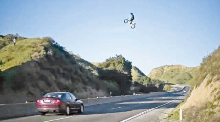 卡桑迪里斯駕駛電單車飛越寬闊的公路。（互聯網圖片）