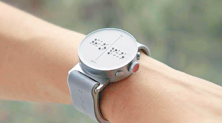 盲人專用智能手錶亦附有語音識別功能。（互聯網圖片）