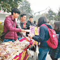 重慶理工大學男生向女生送早餐。（互聯網圖片）