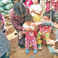 湧入中國的緬甸難民中不少是兒童。（互聯網圖片）
