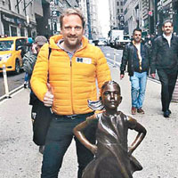 有市民與女孩銅像留影。（互聯網圖片）