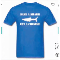 T恤上印有「救一條鯊魚，吃一個中國人」的字句。