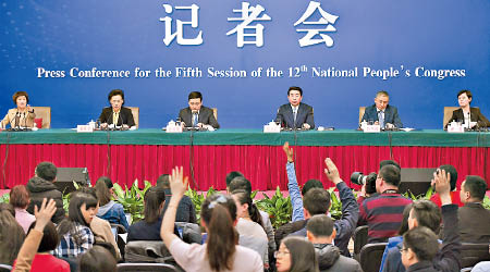 國資委主任肖亞慶（左三）等人會上回答記者提問。（中新社圖片）
