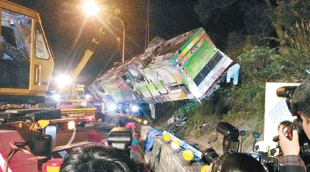 旅遊巴司機康育薰在翻車事故中死亡。（資料圖片）