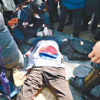 首爾一名男子在法院附近疑從警車上墮下昏迷。（互聯網圖片）