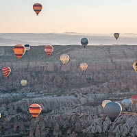 不少遊客愛坐熱氣球遊覽。（資料圖片）