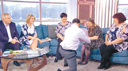 英國觀眾得以在節目見證懷亞特（右三）向洛克莉（右二）求婚。（電視畫面）