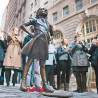 紐約民眾極喜歡小女孩銅像。