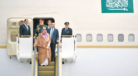 沙特國王自備鍍金自動扶手電梯。（互聯網圖片）