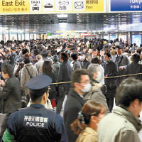 東京地鐵站繁忙時間極為擠擁。（資料圖片）