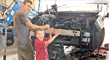 斯蒂芬（左）與帕克（右）常在車房維修汽車。