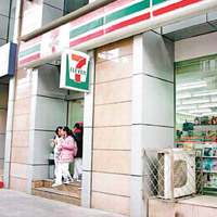 北京全市的7-Eleven門市自行下架日本食品。