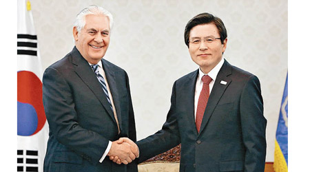 蒂勒森（左）與南韓代總統黃教安（右）握手。