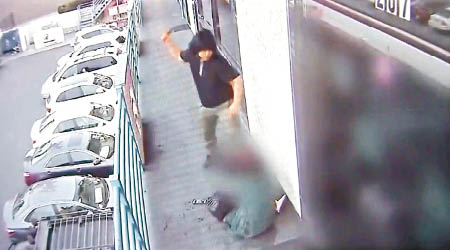 楊載元用錘子襲擊一名女子。（電視畫面）
