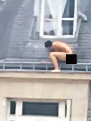 男子全身赤裸，瑟縮在窗外。（互聯網圖片）