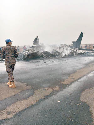 客機嘗試降落時墜毀，機上無人死亡。（互聯網圖片）