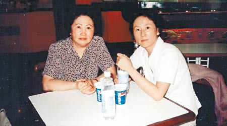 霍尼（右）在十多年前在巴西尋回生母。（互聯網圖片）