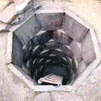 考古人員發現的古井。（互聯網圖片）