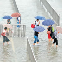 上海早前受颱風吹襲時，市面嚴重水浸。（資料圖片）