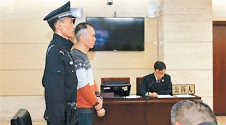 王姓藥劑師上庭受審。（互聯網圖片）