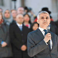 倫敦市長簡世德在燭光晚會上發言。