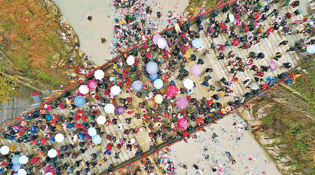 近十萬人到太平橋參加一年一度「踩橋會」。（中新社圖片）
