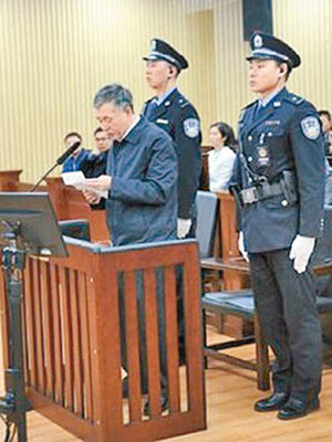 蘇宏章（前左）庭上認罪，擇日宣判。（互聯網圖片）