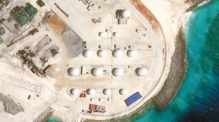 美濟礁上有疑似機庫的建築。（互聯網圖片）