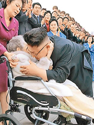金正恩日前視察朝鮮革命博物館時與年近百歲的抗日革命戰士、女館長黃順姬親切擁抱。（電視畫面）