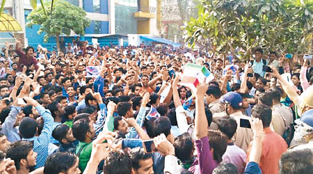 大批印度籍員工包圍公司抗議。（互聯網圖片）