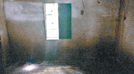 布拉加長期被囚禁在一間細小房間內。（巴西警方圖片）