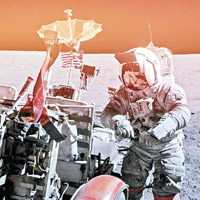 太空人約翰‧揚靠在儀器旁休息。NASA圖片）
