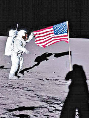 太陽神十二號太空人比恩在月球插上美國國旗。