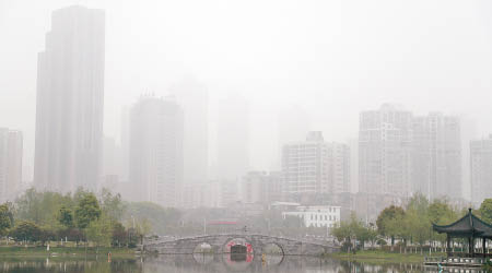 內地霧霾問題持續，武漢昨日亦被霧霾籠罩。（互聯網圖片）